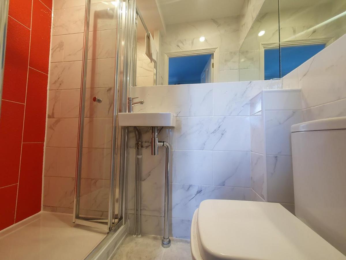 The Quay Hotel Faversham Room photo